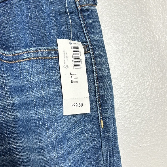 Old Navy The Diva Jean Skinny Short NWT Medium Wash Size 6 - Picture 3 of 10